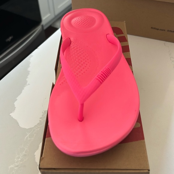 NWT Fitflop IQushion Flip Flops MSRP $38 Pop Pink - Picture 10 of 12